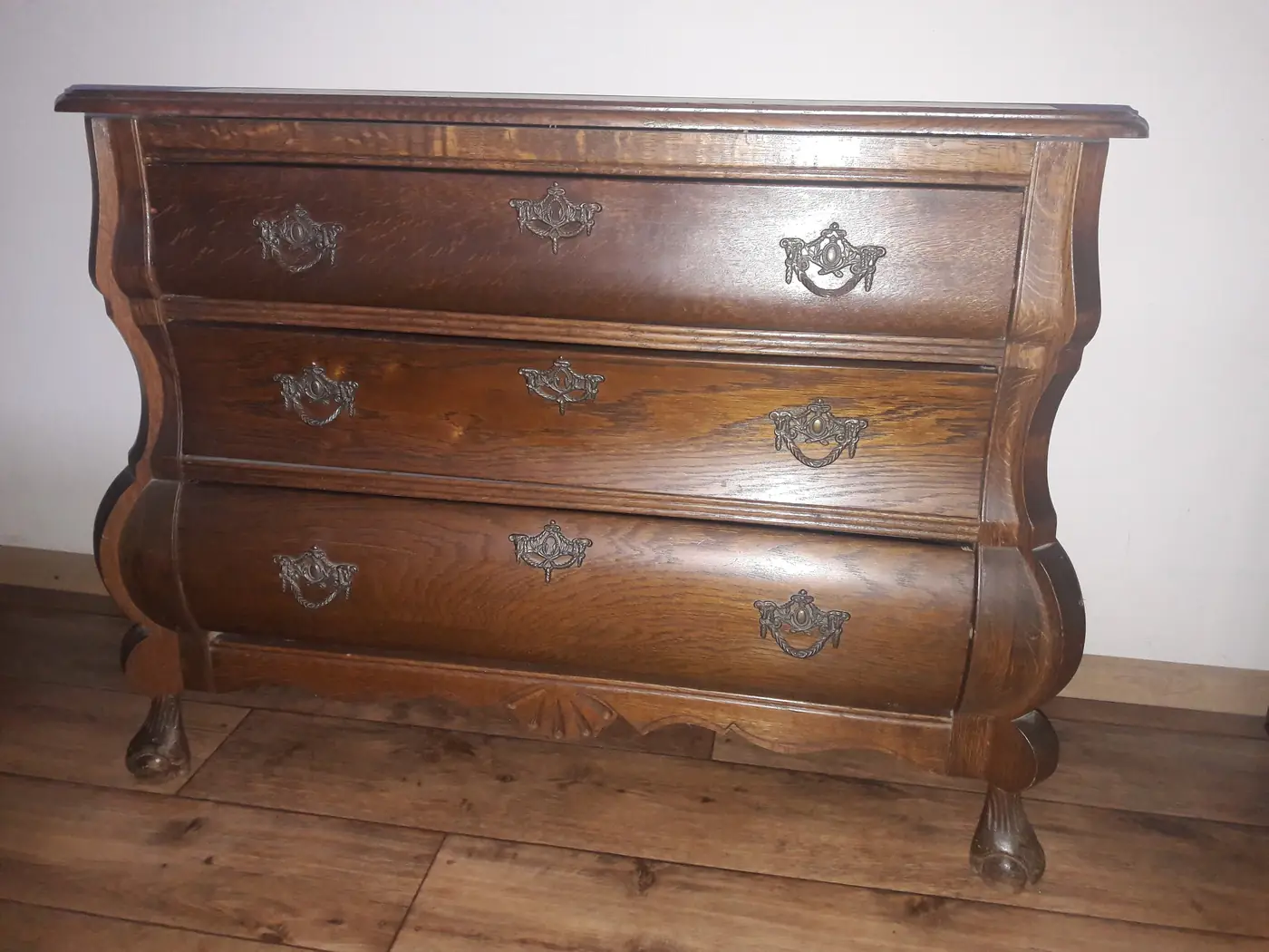 Eiken bolpootcommode vóór het opknappen, in de originele donkere kleur