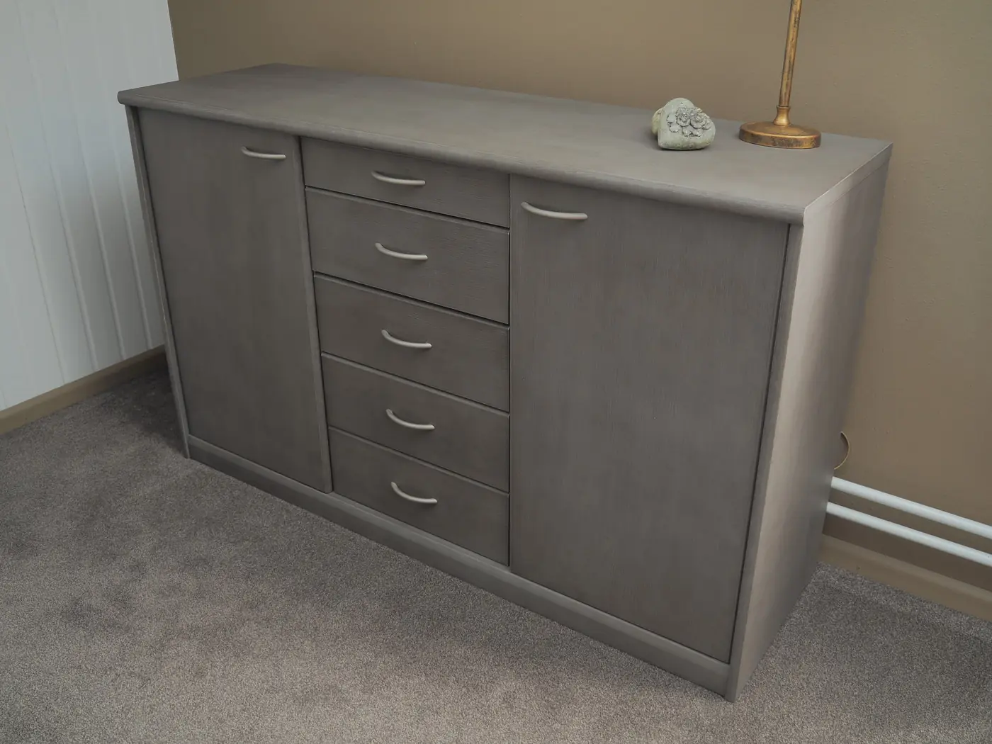 Dressoir met lades, geschilderd in grijze krijtverf