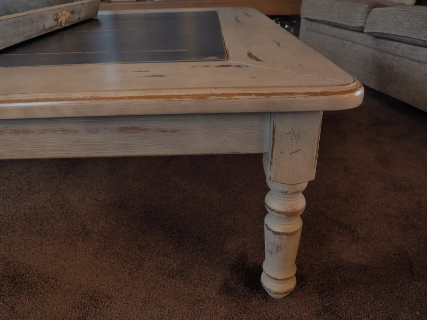 Salontafel in vergrijsde krijtverf, gepatineerd afgewerkt